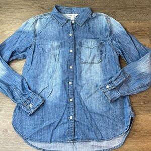 Old Navy Women’s Chambray Blue Button Down Collared Long Sleeve Shirt, Medium